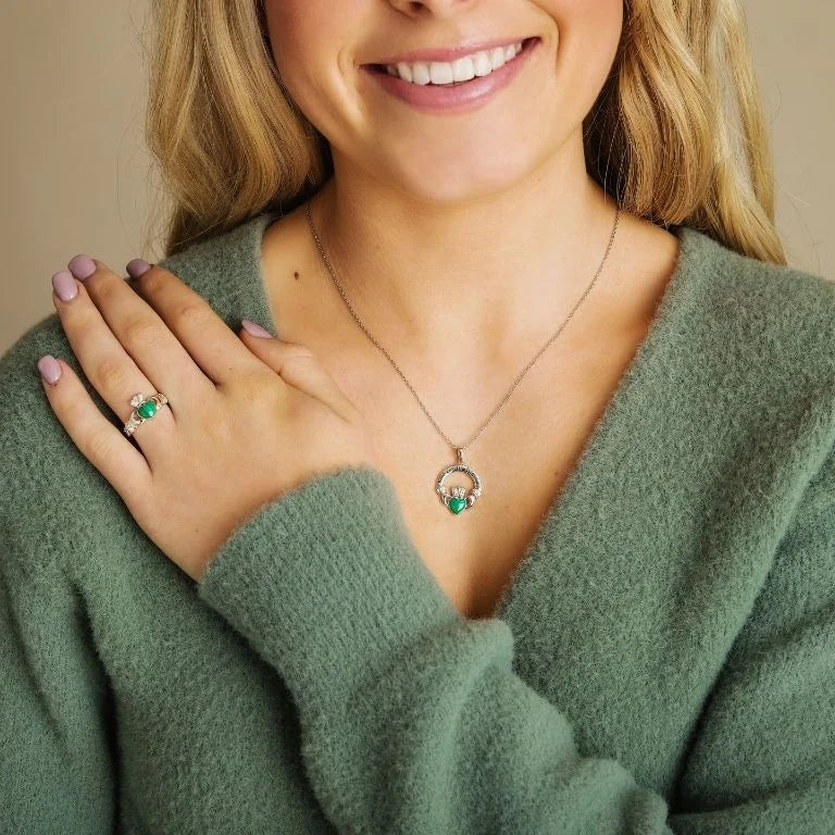 Anillo Claddagh de malaquita y plata de ley