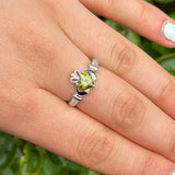 Anillo Claddagh de agosto con piedra de nacimiento