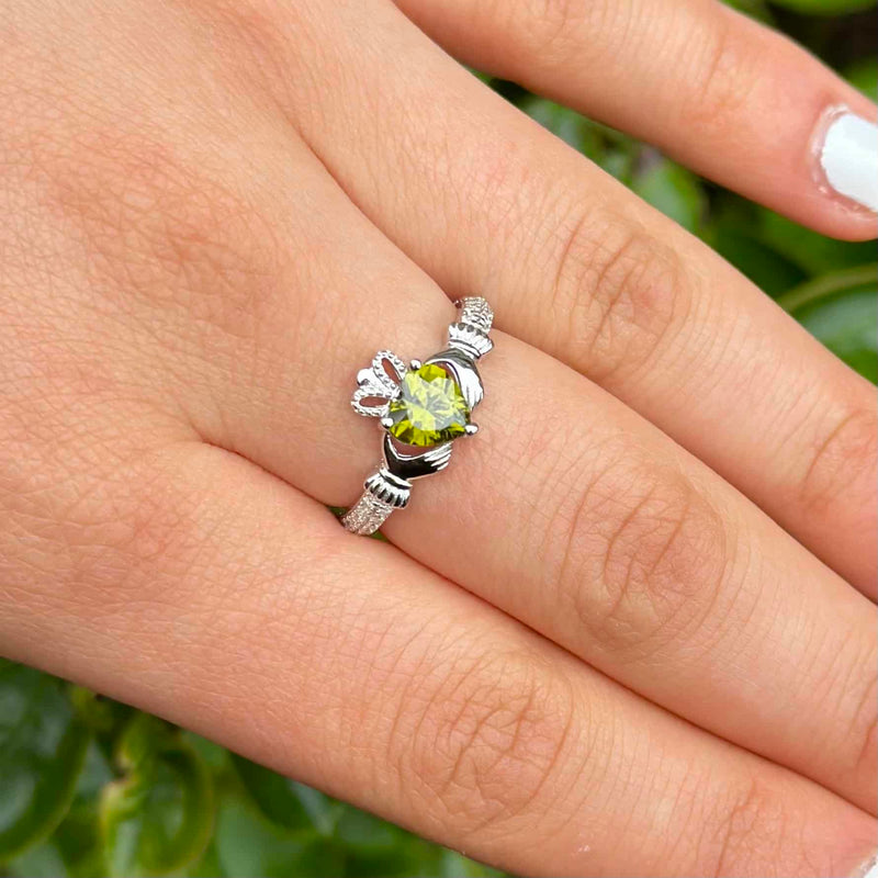 Anillo Claddagh de agosto con piedra de nacimiento