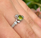 Anillo Claddagh de agosto con piedra de nacimiento