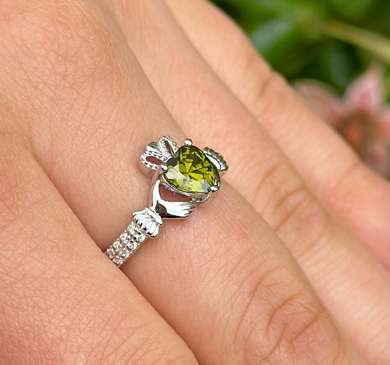 Anillo Claddagh de agosto con piedra de nacimiento