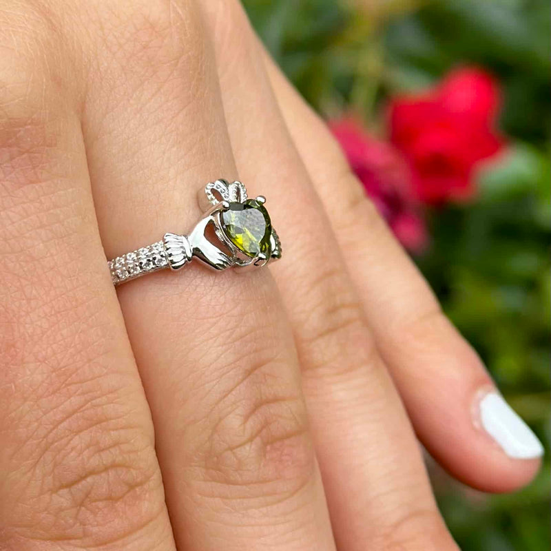 Anillo Claddagh de agosto con piedra de nacimiento