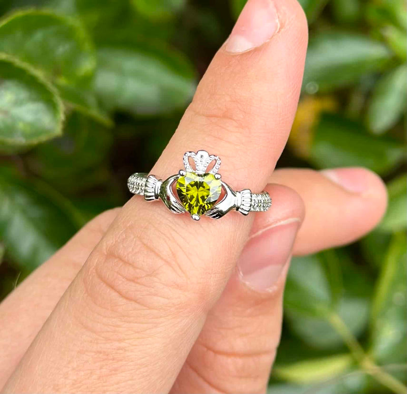 Anillo Claddagh de agosto con piedra de nacimiento