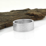 Anillo con nudo celta grabado en acero