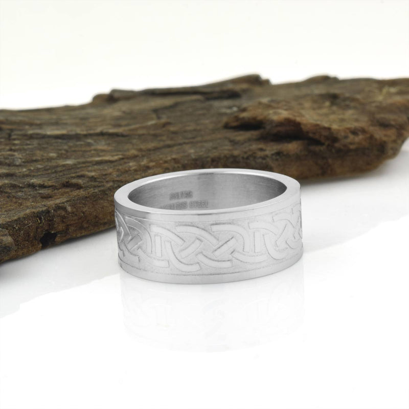 Anillo con nudo celta grabado en acero