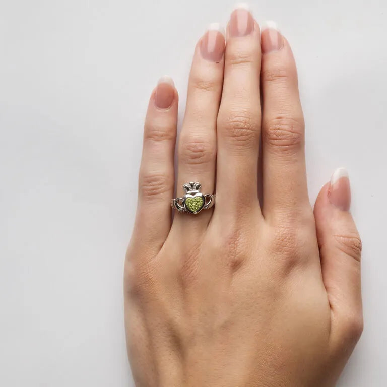 Anillo de plata Claddagh con cristal de peridoto incrustado