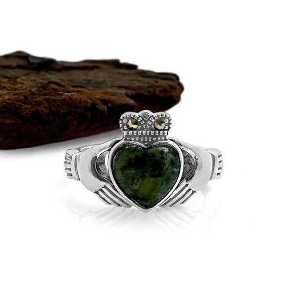 Anillo Claddagh de mármol de Connemara y marcasita