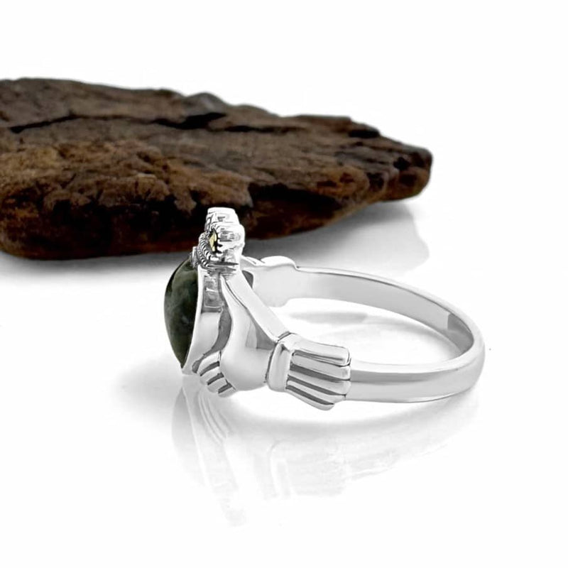 Anillo Claddagh de mármol de Connemara y marcasita