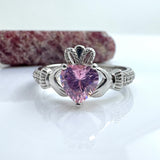 Anillo Claddagh de febrero con piedra de nacimiento