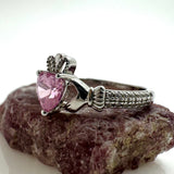 Anillo Claddagh de febrero con piedra de nacimiento