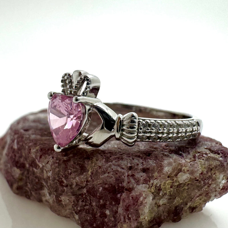 Anillo Claddagh de febrero con piedra de nacimiento