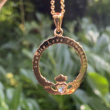 Colgante Claddagh de Oro sobre Plata de Ley