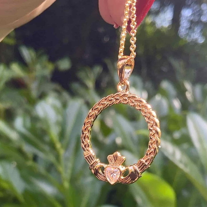 Colgante Claddagh de Oro sobre Plata de Ley
