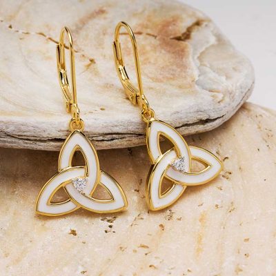 Pendientes con nudo celta de la Trinidad de esmalte blanco y vermeil de oro
