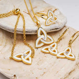 Collar nudo celta trinidad esmaltado blanco en vermeil de oro
