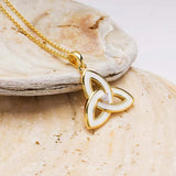 Collar nudo celta trinidad esmaltado blanco en vermeil de oro