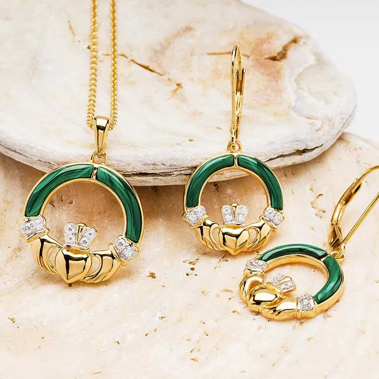 Pendientes Claddagh de Malaquita Chapados en Oro