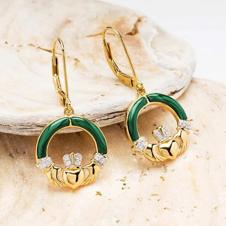 Pendientes Claddagh de Malaquita Chapados en Oro