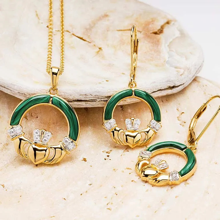 Collar Claddagh de malaquita con vermeil de oro