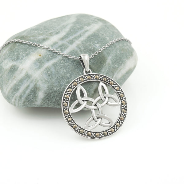 Collar de nudos celtas de plata con gemas