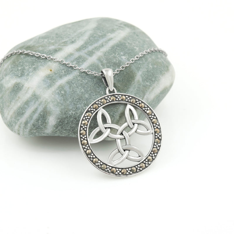 Collar de nudos celtas de plata con gemas