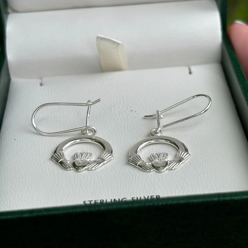 Pendientes Claddagh colgantes en plata