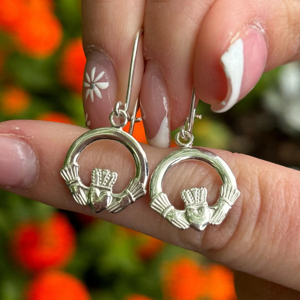 Pendientes Claddagh colgantes en plata