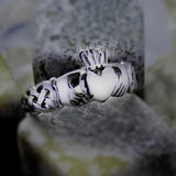 Anillo Claddagh con banda tejida