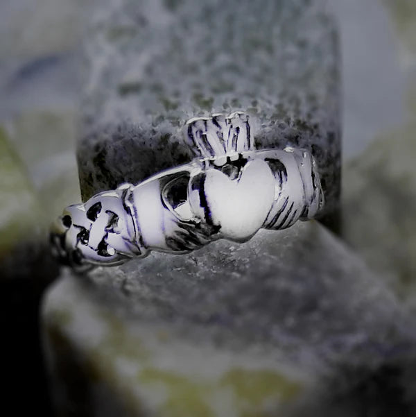 Anillo Claddagh con banda tejida