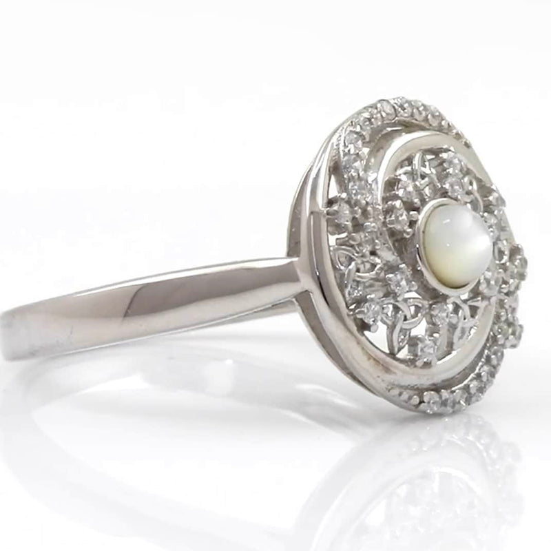 Anillo Trinity Swirls con nácar