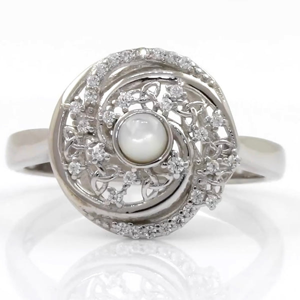 Anillo Trinity Swirls con nácar