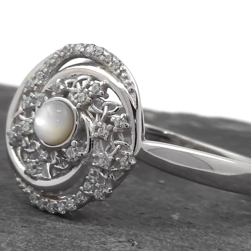 Anillo Trinity Swirls con nácar