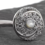 Anillo Trinity Swirls con nácar