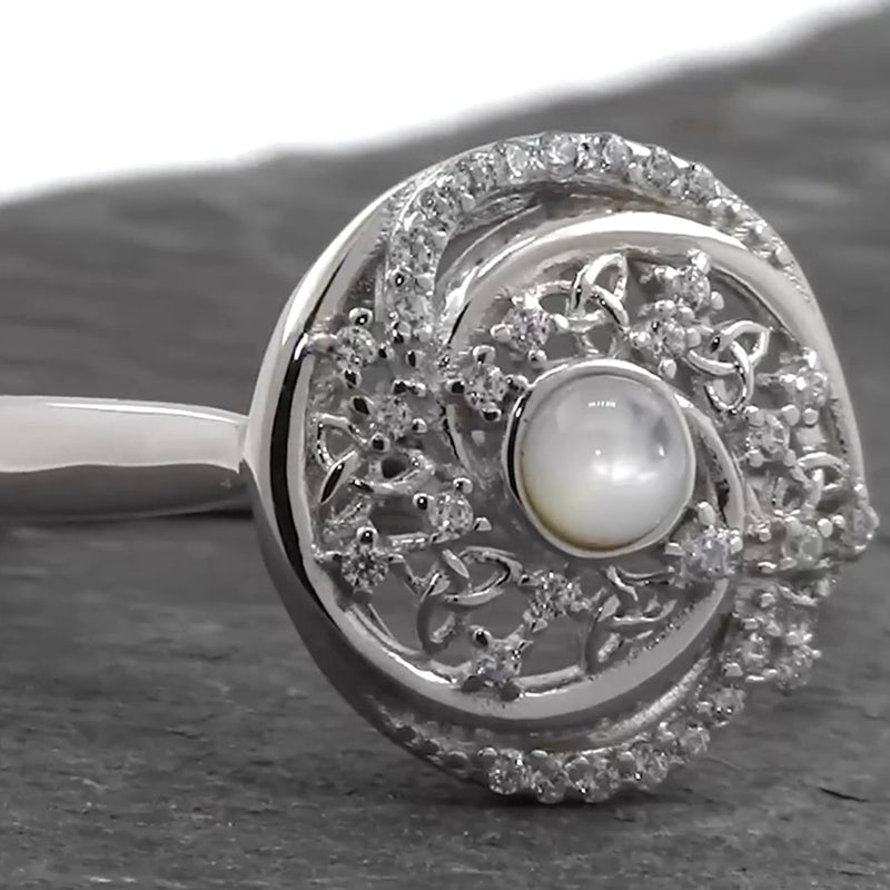 Anillo Trinity Swirls con nácar