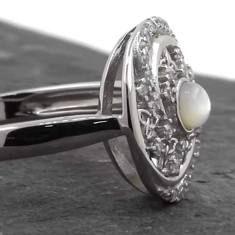Anillo Trinity Swirls con nácar