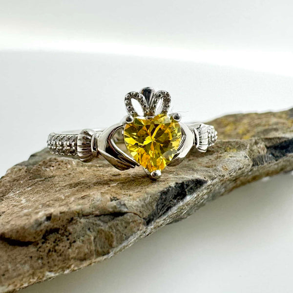 Anillo Claddagh de noviembre con piedra de nacimiento