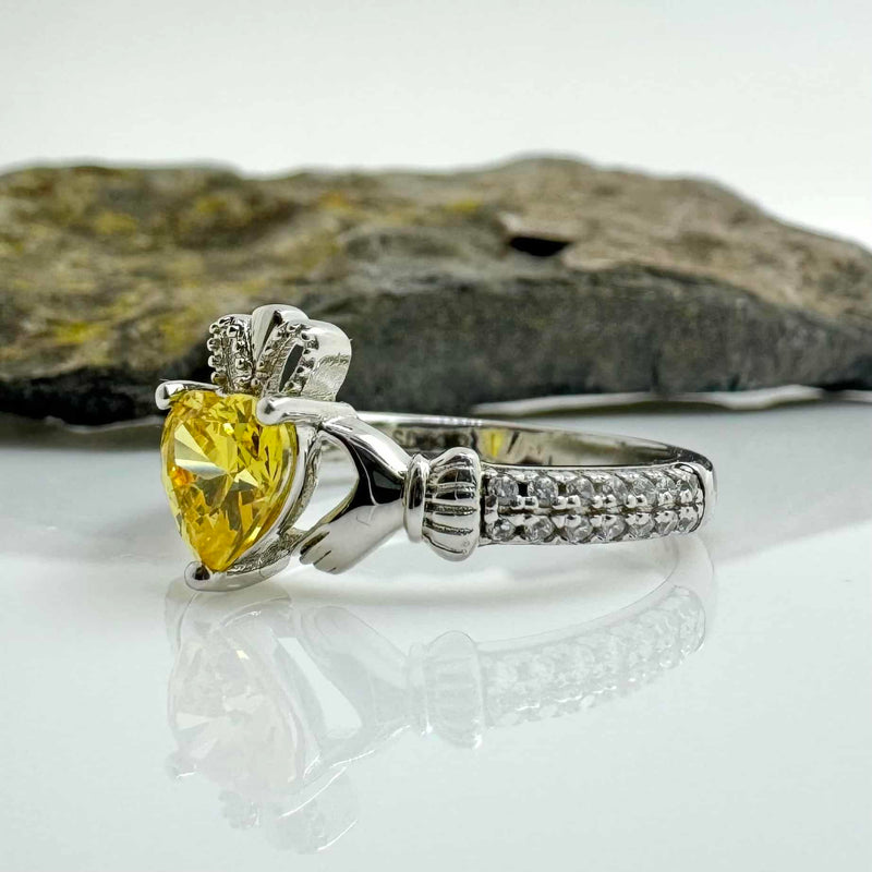 Anillo Claddagh de noviembre con piedra de nacimiento