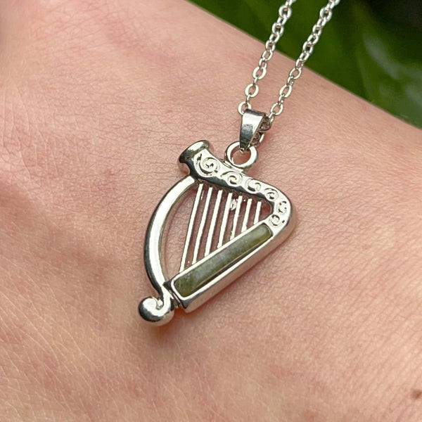 Collar con colgante de arpa de mármol de Connemara bañado en rodio