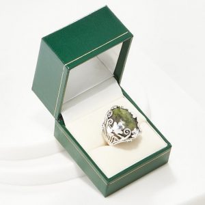 Anillo de trébol con mármol de Connemara