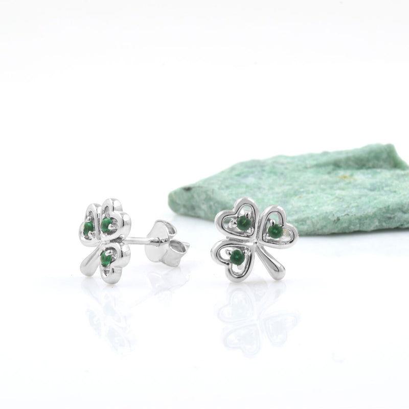 Pendientes de trébol de plata de ley con esmeralda