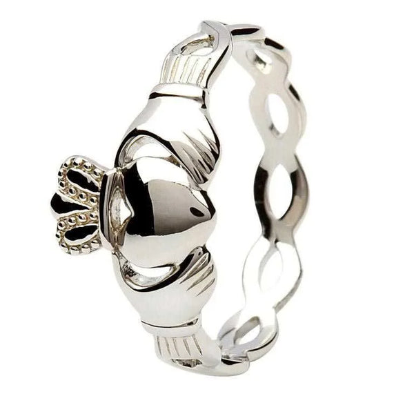Diseño entrelazado Claddagh de plata