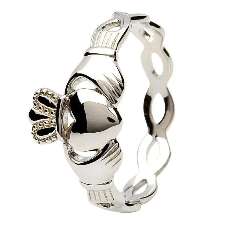 Diseño entrelazado Claddagh de plata