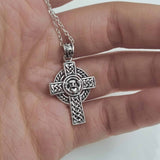 Collar cruz Claddagh de plata de ley
