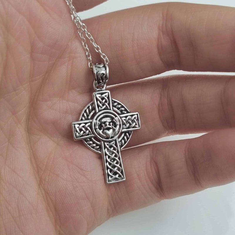 Collar cruz Claddagh de plata de ley