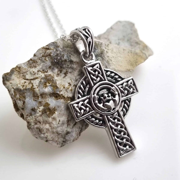 Collar cruz Claddagh de plata de ley