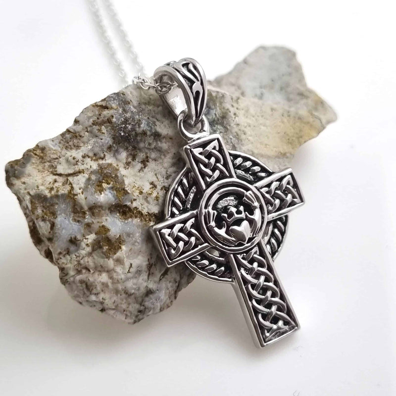 Collar cruz Claddagh de plata de ley