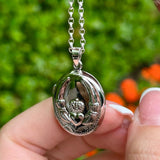 Collar con relicario Claddagh de plata