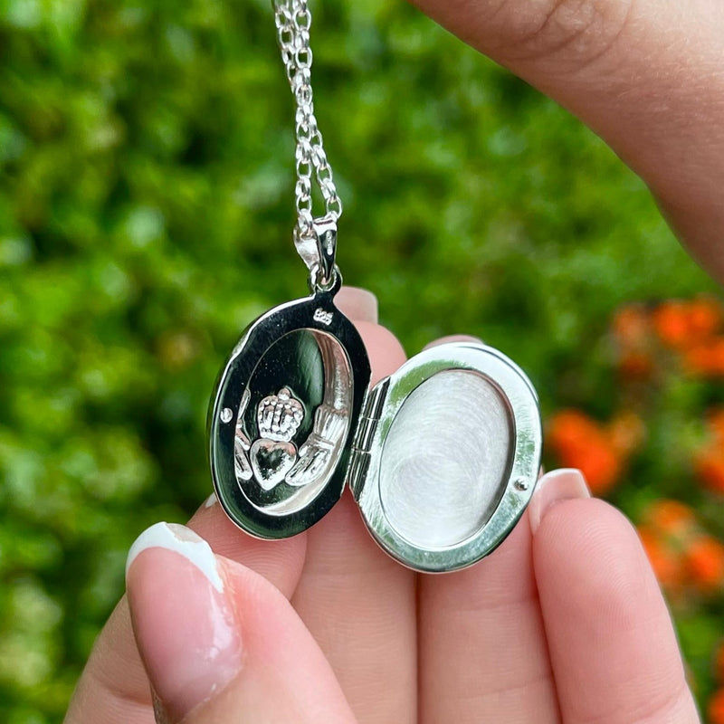 Collar con relicario Claddagh de plata