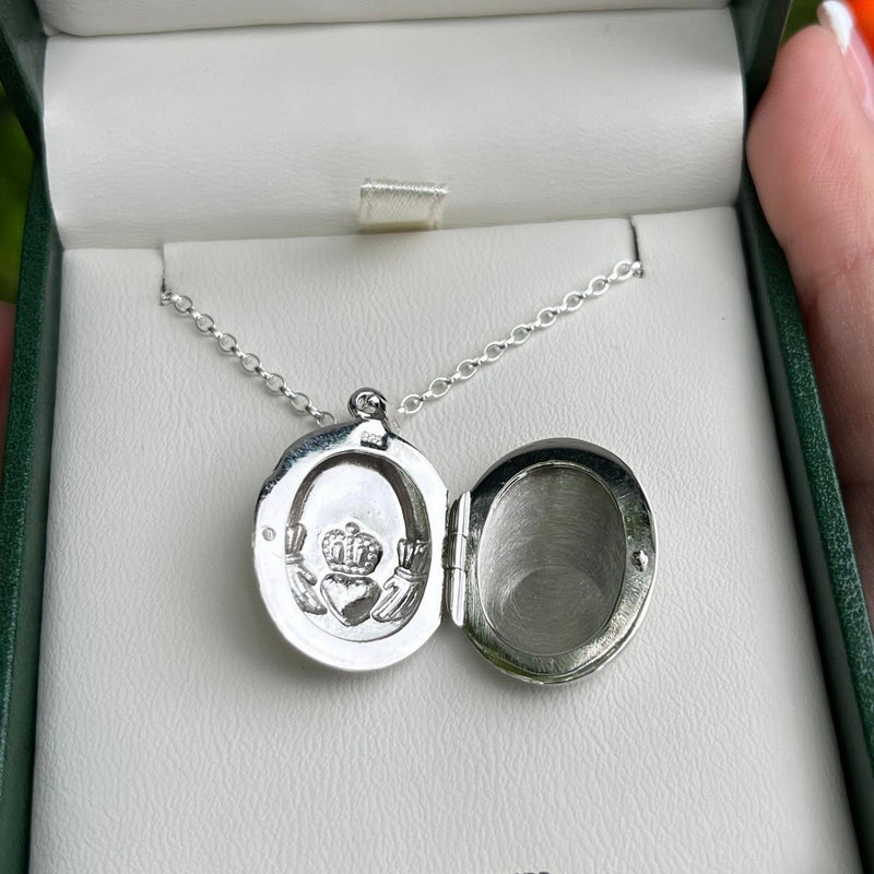 Collar con relicario Claddagh de plata