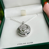 Collar con relicario Claddagh de plata